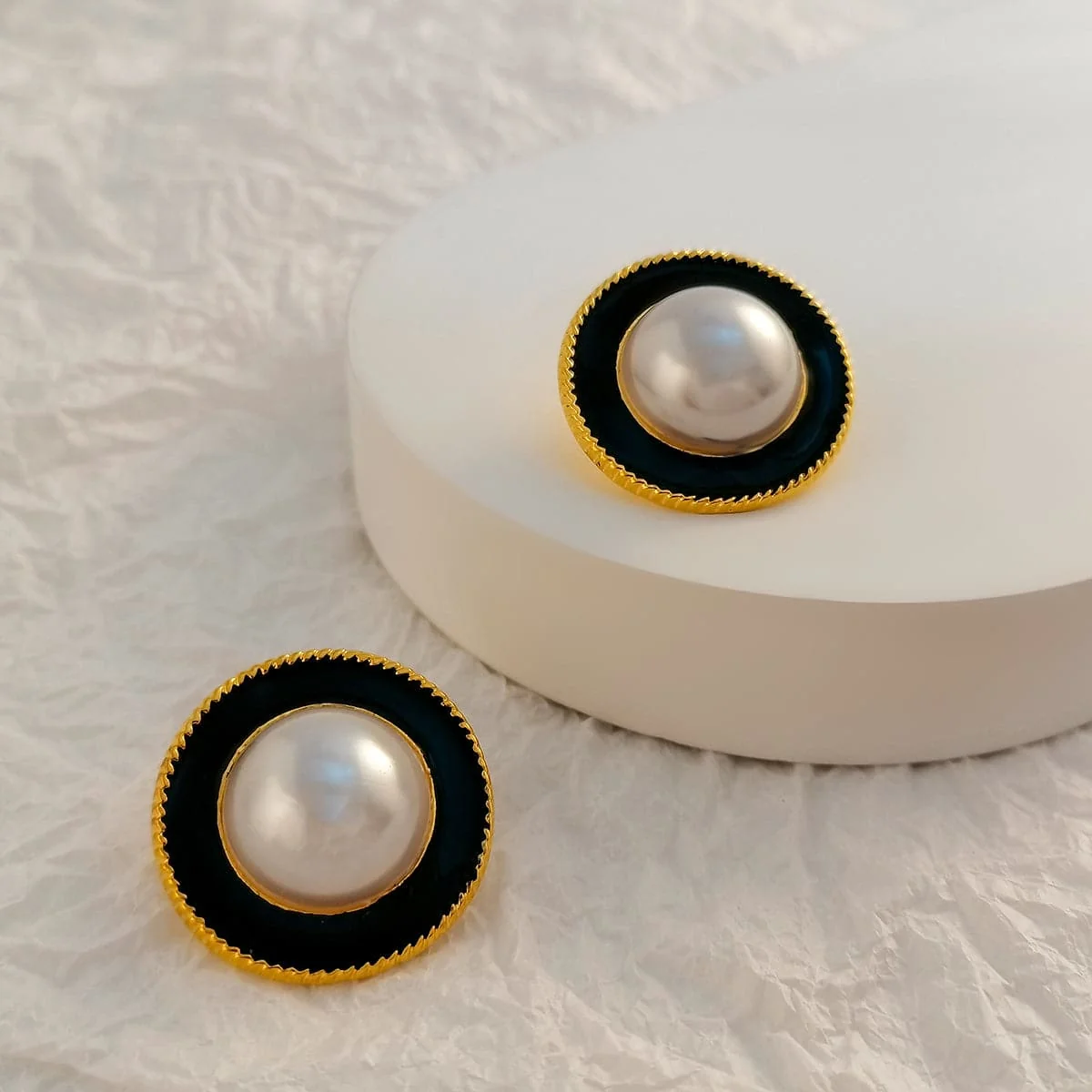 Advanced Black Enamel Pearl Round Stud Earrings Clean