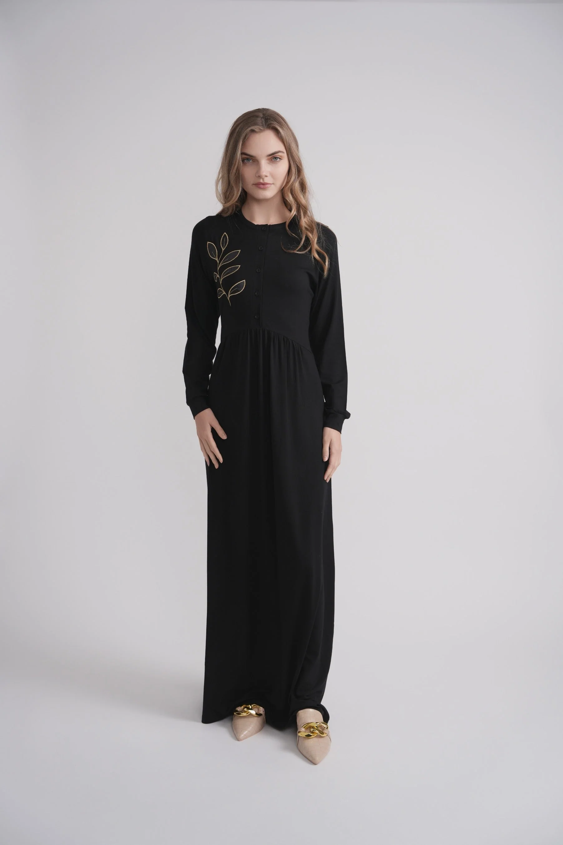 Fashionable Gold Leaf Embroidered Nightgown Proven